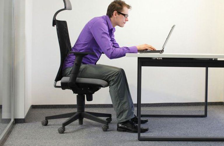Những người làm việc lâu trên máy tính hoặc lái xe thường xuyên có thể bị căng cơ