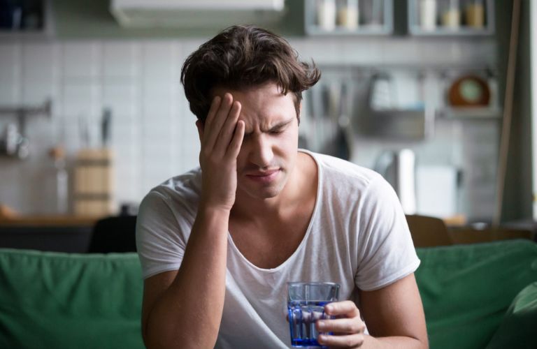 Đi nắng về bị đau đầu và buồn nôn thường gặp vào mùa hè khi thời tiết nóng bức