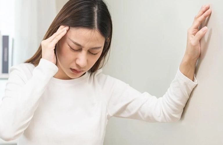 Đứng dậy bị đau đầu có thể xuất hiện khi chuyển từ tư thế ngồi sang đứng