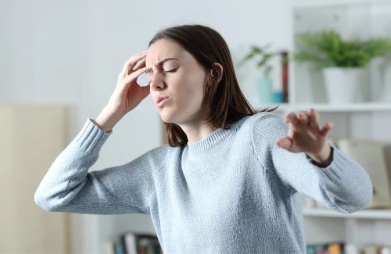 Huyết áp có thể giảm mạnh, khiến máu không thể lên não kịp thời, dẫn đến cơn đau đầu