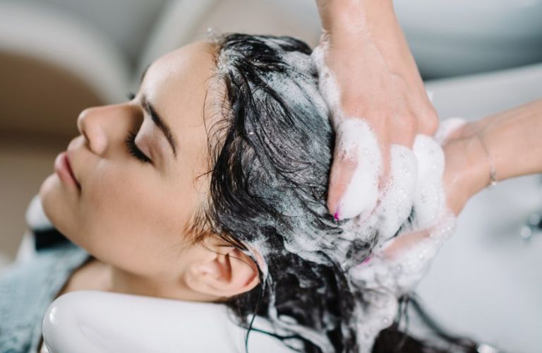 Khi tư thế gội đầu không đúng có thể gây căng cơ cổ vai gáy