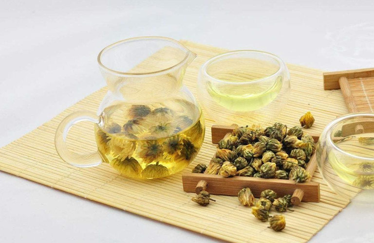 Hoa cúc có tác dụng an thần, giúp thư giãn hệ thần kinh và giảm căng thẳng, mệt mỏi