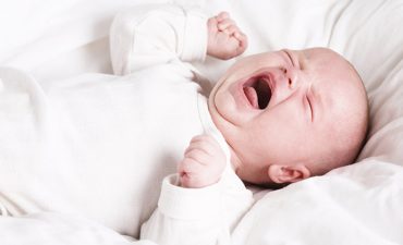 Khó ngủ ở trẻ sơ sinh là tình trạng bé gặp khó khăn khi vào giấc ngủ