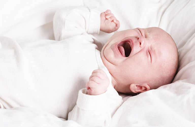 Khó ngủ ở trẻ sơ sinh là tình trạng bé gặp khó khăn khi vào giấc ngủ