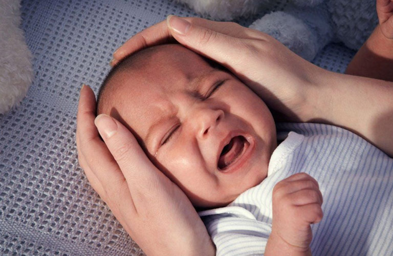 Hệ thần kinh của trẻ sơ sinh chưa hoàn thiện có thể làm cho bé dễ bị giật mình và thức giấc thường xuyên