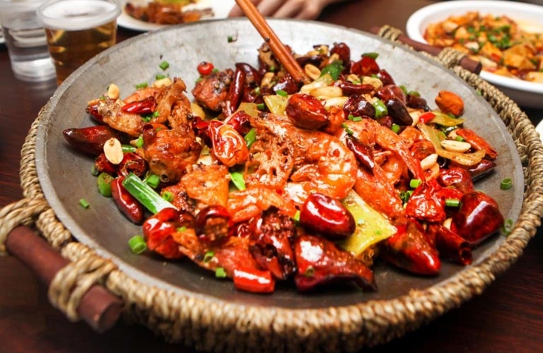 Thức ăn cay nóng có thể làm tăng nhiệt độ cơ thể và kích thích mồ hôi, đồng thời làm giấc ngủ bị gián đoạn