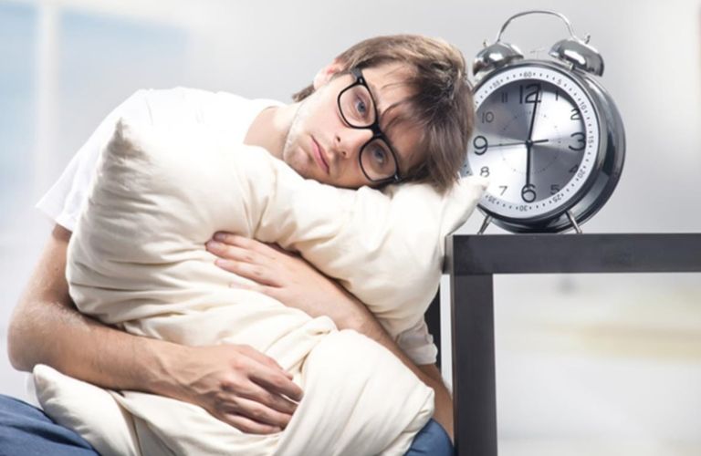 Mất ngủ kéo dài là tình trạng người bệnh không thể duy trì giấc ngủ suốt đêm