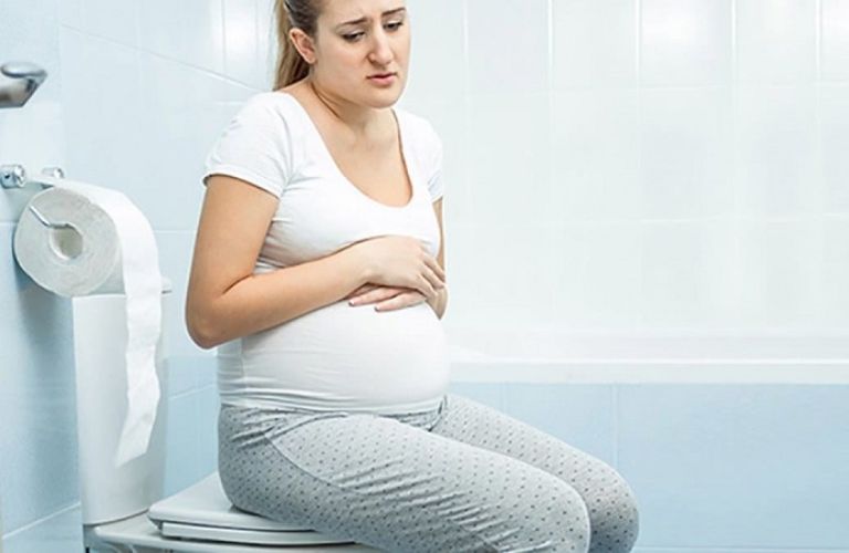 Bà bầu thường xuyên phải thức dậy đi tiểu, làm giấc ngủ bị gián đoạn
