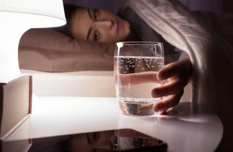 Mất ngủ khô miệng là khi bạn không thể ngủ ngon suốt đêm kèm theo cảm giác miệng khô