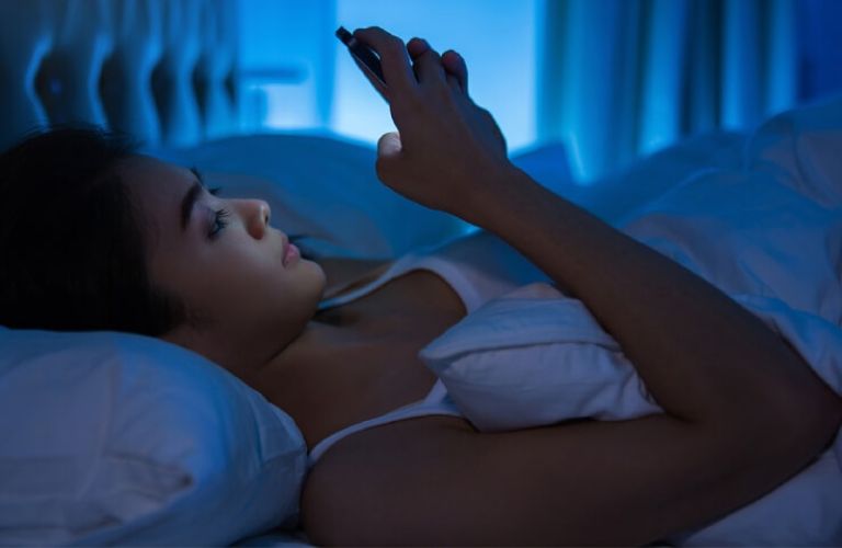 Sử dụng điện thoại khiến giấc ngủ không sâu và dễ bị tỉnh giấc