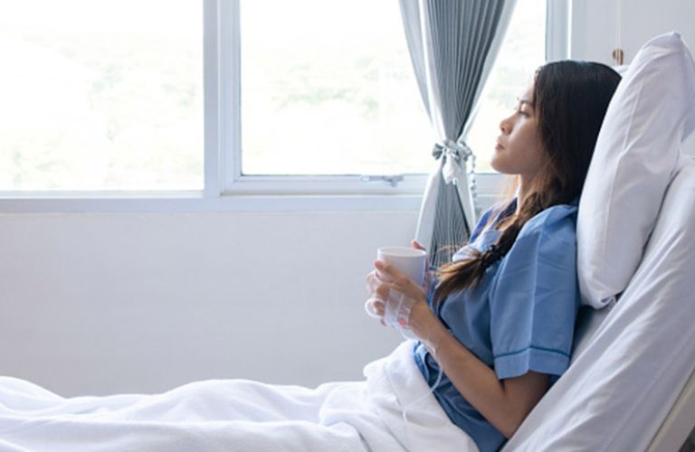 Sự thay đổi nồng độ hormone tuyến giáp khiến họ cảm thấy khó ngủ hoặc dễ thức giấc giữa đêm