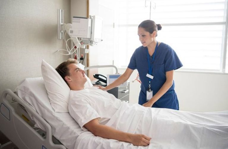 Đau sau phẫu thuật là yếu tố chính dẫn đến khó ngủ