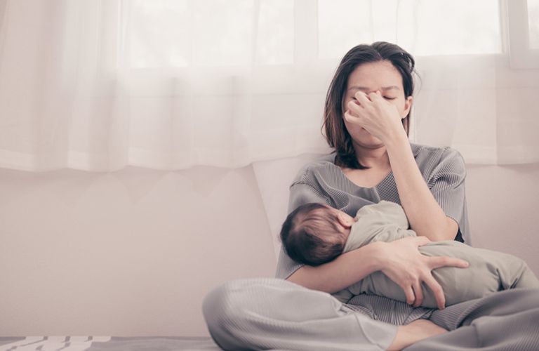 Mất ngủ sau sinh là tình trạng các bà mẹ bỉm gặp phải khi không thể ngủ đủ giấc