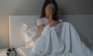 Mất ngủ tuổi 20 là tình trạng rất phổ biến trong môi trường học tập và làm việc căng thẳng