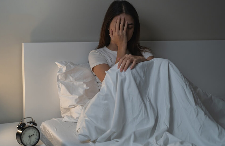 Mất ngủ tuổi 20 là tình trạng rất phổ biến trong môi trường học tập và làm việc căng thẳng