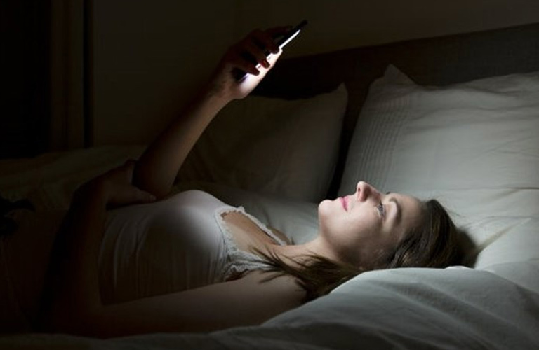 Người trẻ tuổi có thói quen sử dụng điện thoại hoặc xem phim khuya, dẫn đến giấc ngủ không sâu