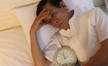 Mất ngủ tuổi 50 có thể bao gồm việc khó ngủ, thức giấc vào giữa đêm và không thể ngủ lại