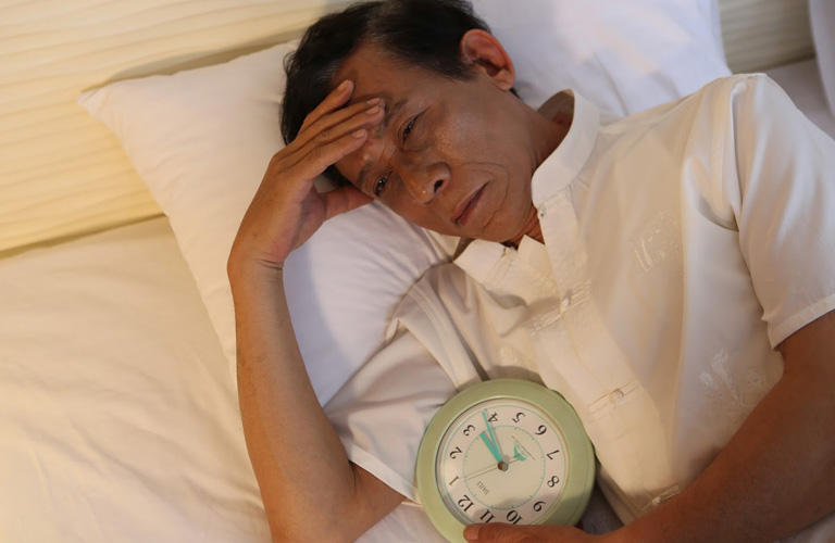 Mất ngủ tuổi 50 có thể bao gồm việc khó ngủ, thức giấc vào giữa đêm và không thể ngủ lại