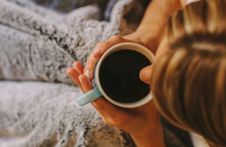 Uống cà phê hoặc thức uống có caffein vào chiều muộn gây khó khăn cho giấc ngủ ngon