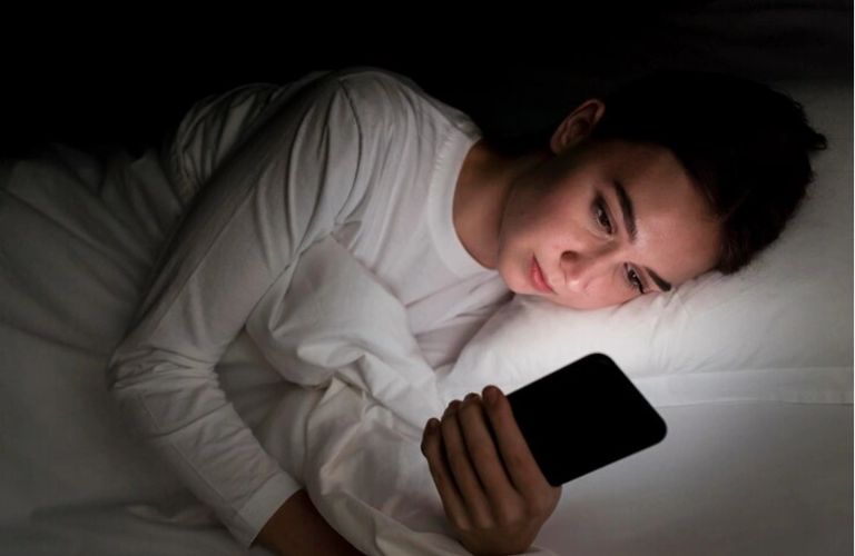 Việc sử dụng điện thoại trước khi ngủ khiến giấc ngủ không sâu và không đủ thời gian