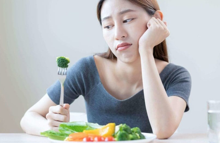 Nếu mẹ bầu không ăn uống đầy đủ dưỡng chất, mức đường huyết có thể giảm và gây đau đầu