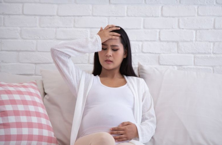 Đau đầu là vấn đề phổ biến mà bà bầu gặp phải trong suốt thai kỳ