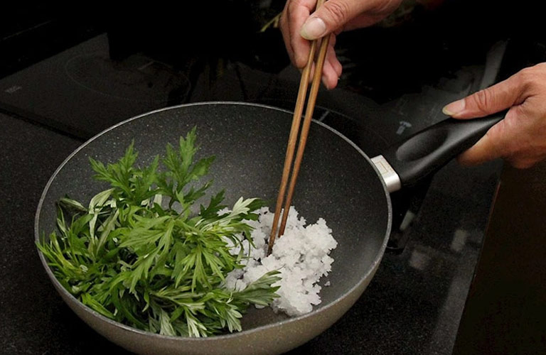 Ngải cứu rang muối chữa đau đầu vẫn được bà con rỉ tai nhau như một mẹo dân gian quý giá