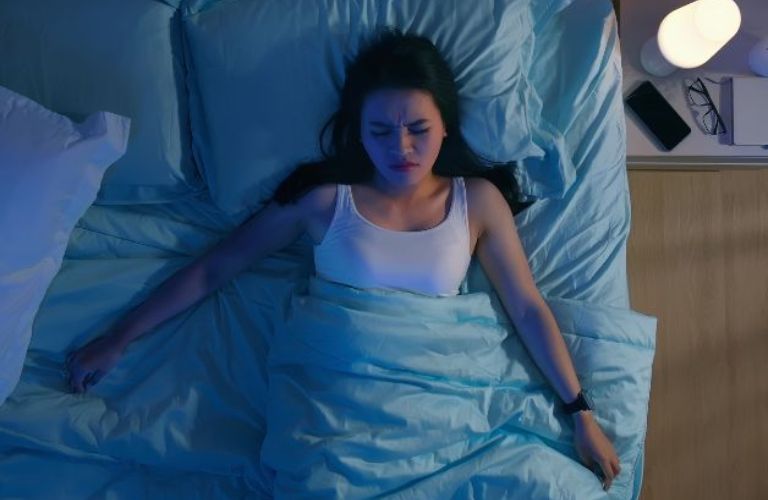Ngủ không sâu hoặc quá dài, có thể dẫn đến tình trạng đau đầu