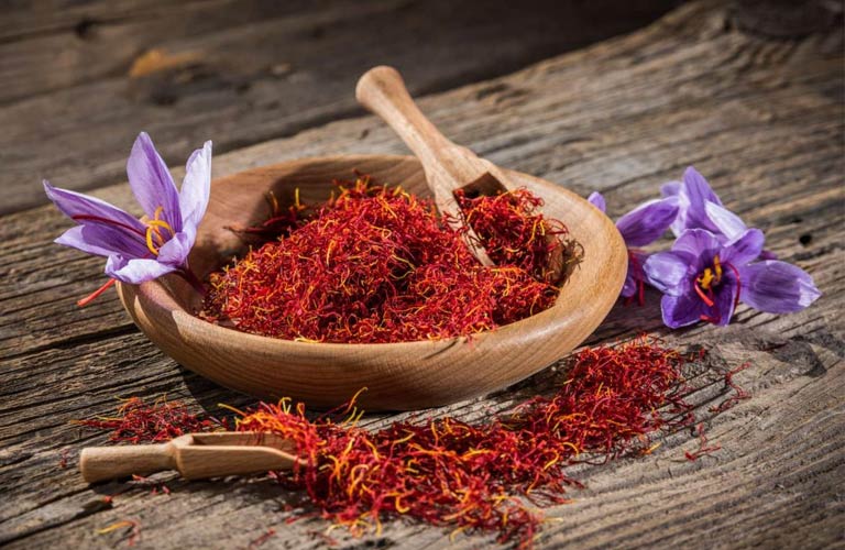 Nhụy hoa nghệ tây có tính ôn, phù hợp cho những trường hợp hư hàn khiến tạng Tâm bị lạnh, thần không yên