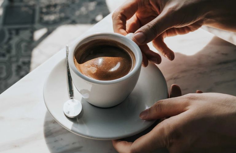 Cà phê vào buổi tối khiến thần kinh bị kích thích, khó vào giấc