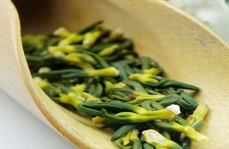 Tâm sen có vị đắng, tính hàn, giúp thanh tâm, an thần, hỗ trợ ngủ ngon