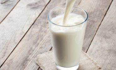 Sữa ấm, không có đường và chất béo quá cao, có thể giúp làm dịu lớp niêm mạc dạ dày