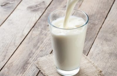Sữa ấm, không có đường và chất béo quá cao, có thể giúp làm dịu lớp niêm mạc dạ dày