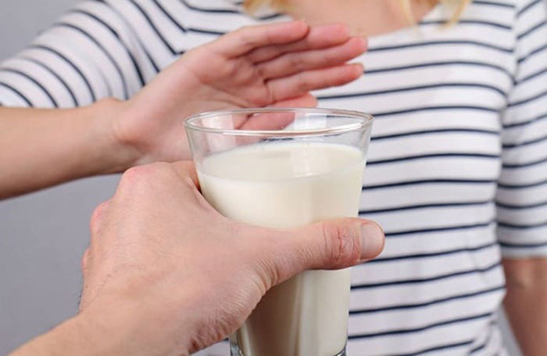 Sữa có chứa đường lactose, một số người có thể gặp phải sự kích thích dạ dày mạnh mẽ