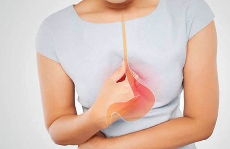 Trào ngược dạ dày đau họng là hiện tượng dịch vị axit trong dạ dày trào ngược lên thực quản