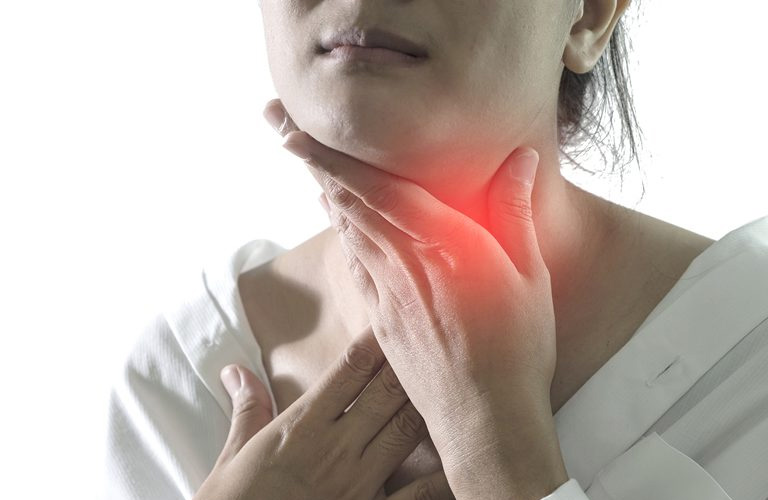 Trào ngược dạ dày khó thở là tình trạng khi dịch dạ dày và axit trào ngược lên thực quản