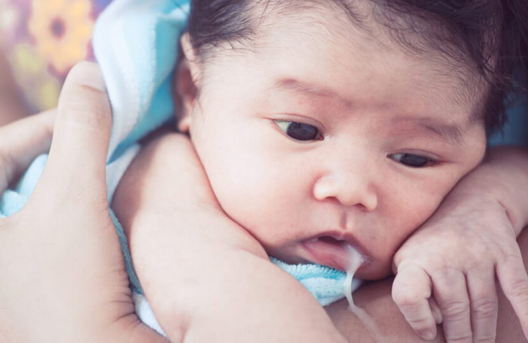 Trào ngược dạ dày ở trẻ 2 tháng tuổi là tình trạng dịch dạ dày, bao gồm sữa và dịch tiêu hóa, bị đẩy ngược lên thực quản rồi trào ra miệng