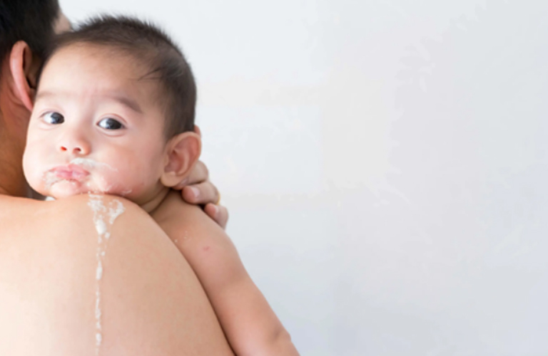 Nằm ngang khi bú hoặc sau khi bú không được bế cao đầu khiến sữa dễ bị trào ngược