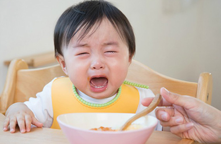 Việc cho trẻ ăn quá nhiều hoặc ăn những món không dễ tiêu hóa có thể làm tăng nguy cơ trào ngược dạ dày