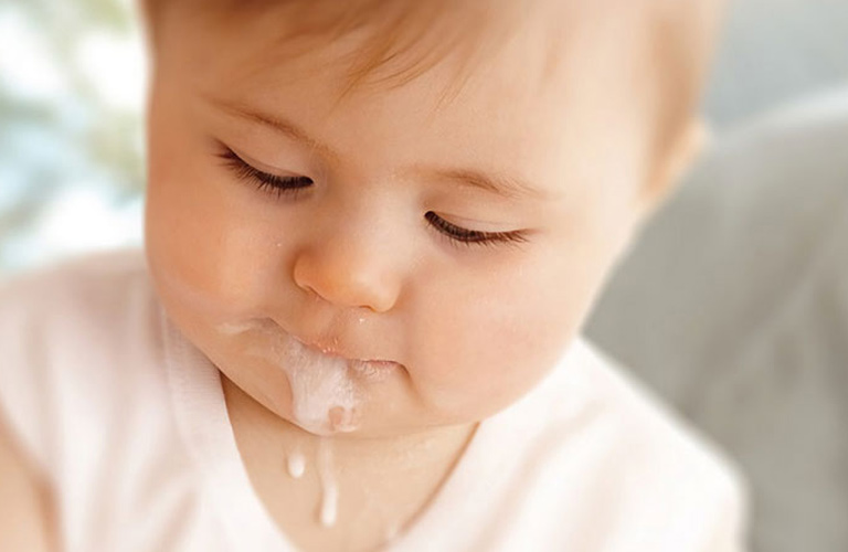 Trào ngược dạ dày thực quản ở trẻ em là một tình trạng mà dịch dạ dày, bao gồm cả axit dạ dày, trào ngược lên thực quản