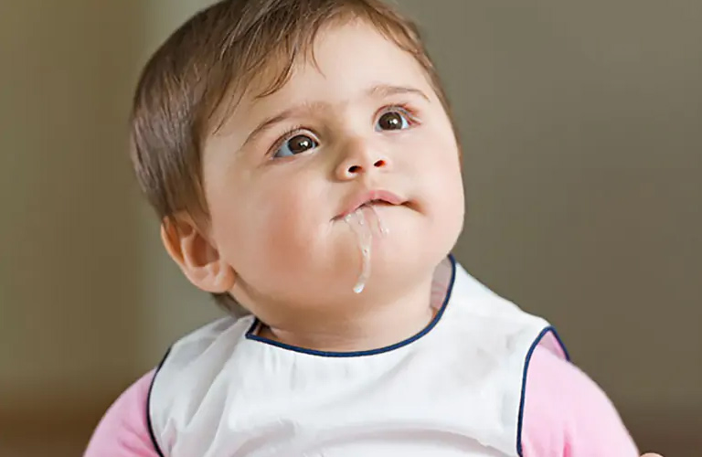 Trẻ em có thể dễ bị trào ngược khi được cho bú hoặc ăn quá no