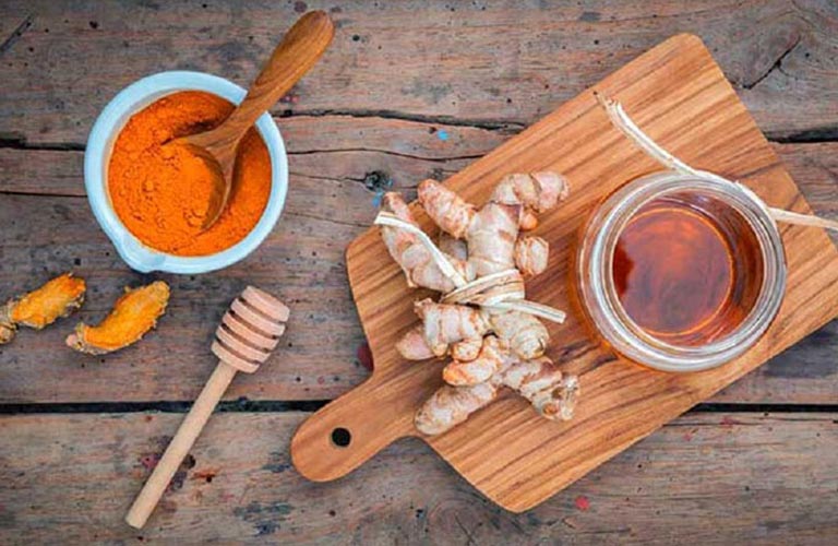 Trào ngược dạ dày uống tinh bột nghệ pha mật ong