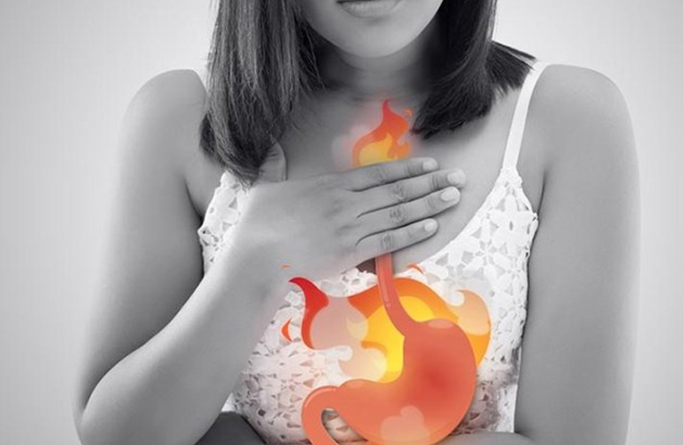 Có vị chua hoặc đắng ở miệng, thường xuất hiện sau khi ăn thực phẩm nhiều dầu mỡ, cay nóng