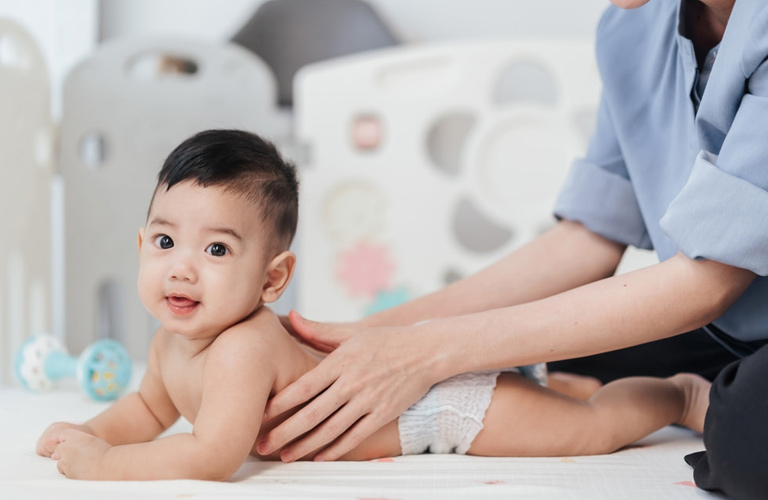 Massage vùng lưng, cổ hoặc bàn chân của trẻ giúp giảm căng thẳng, kích thích thư giãn