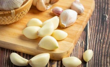 Tỏi có tính ôn, vị cay, vào các kinh can, tỳ, vị giúp hành khí, tán hàn, tiêu ứ