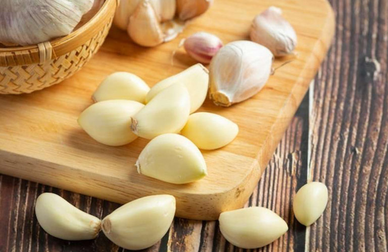 Tỏi có tính ôn, vị cay, vào các kinh can, tỳ, vị giúp hành khí, tán hàn, tiêu ứ