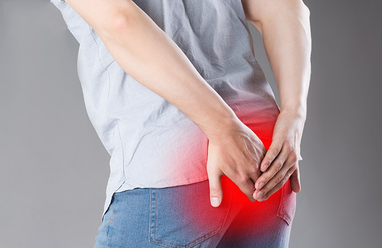 Đau nhói hoặc rát ở hậu môn thường xảy ra đột ngột, cảm giác như kim châm