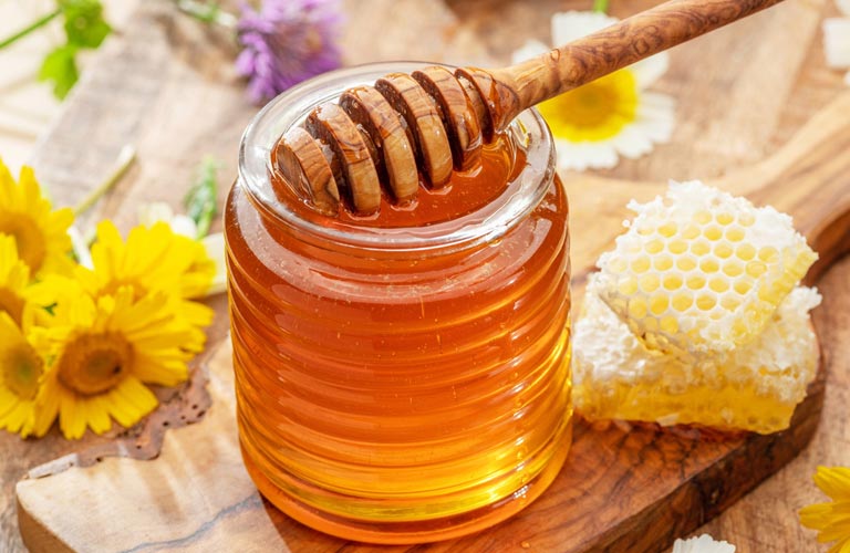 Mật ong có tác dụng giúp thư giãn cơ thể, làm dịu thần kinh, từ đó dễ dàng vào giấc ngủ hơn
