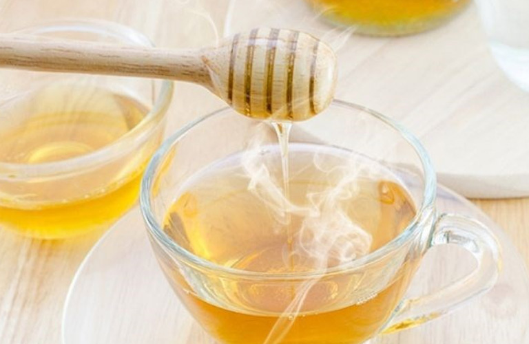 Mật ong giúp làm dịu thần kinh, còn nước ấm hỗ trợ thư giãn cơ thể