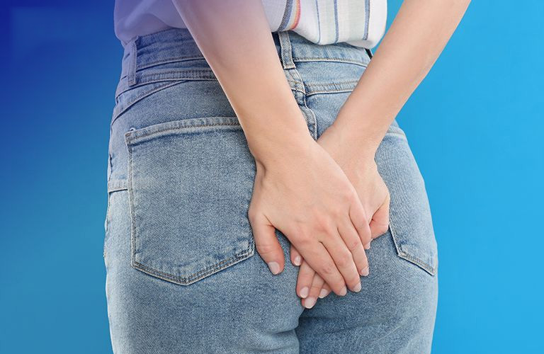 Khi đi đại tiện hoặc ngồi lâu, bà con sẽ thấy như có vật thể nhỏ lạ xuất hiện bên ngoài hậu môn